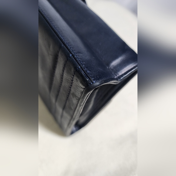 Chanel envelope single flap. 24k gold plated hardware. Minor tarnishing. - Picture 7 of 16